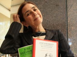 La viuda del Premio Nobel portugués, Pilar del Río, presume las dos novedades en la FIL. A. HINOJOSA  /