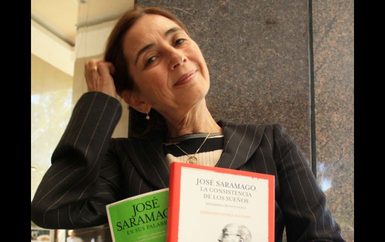 La viuda del Premio Nobel portugués, Pilar del Río, presume las dos novedades en la FIL. A. HINOJOSA  /