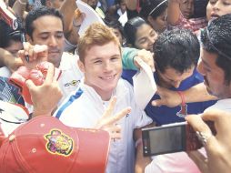 'Canelo' se detuvo para firmar autógrafos y saludar a los aficionados presentes. ESPECIAL  /