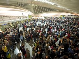 El cierre de varios aeropuertos españoles afecta a cerca de 250 mil personas, luego de que trabajadores abandonaron sus puestos. EFE  /