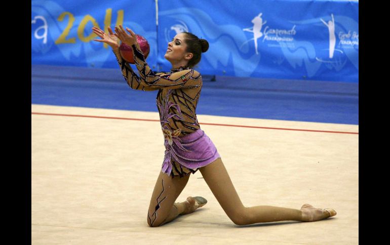 Cynthia Valdez durante su ejecución con la pelota. E. PACHECO  /