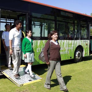Dan banderazo de salida a dos camiones ecológicos