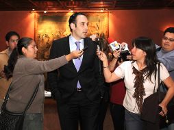 En la imagen, los medios de comunicación lo abordan cuando se disponía a abandonar el inmueble. EL UNIVERSAL  /