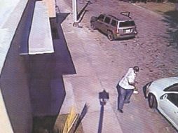 Tras atentar contra el ex gobernador Silverio Cavazos Cevallos, el agresor se dirige a la camioneta para darse a la fuga. EL UNIVERSAL  /