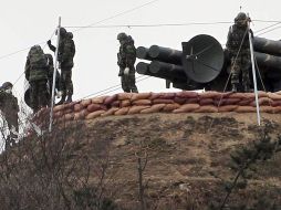 Soldados surcoreanos instalan un misil antiaéreo en la isla Baengnyeong que bordea a Corea del Norte. EFE  /