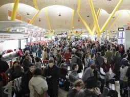 El congestionamiento en las salas de espera de los aeropuertos españoles fue la noticia del día. EFE  /