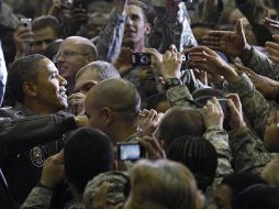 El presidente Barack Obama saluda a las tropas norteamericanas estacionadas en la Base Aérea de Bagram, en Afganistán. REUTERS  /