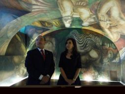 Los mandatarios Felipe Calderón y Cristina Fernández admiran el mural ‘‘Ejercicio plástico’’, de David Alfaro Siqueiros. NTX  /