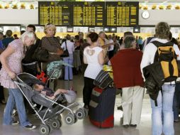 Personas en espera en el aeropuerto de Guacimeta, en Lanzarote, después de que el espacio aéreo español se cerró ayer. EFE  /