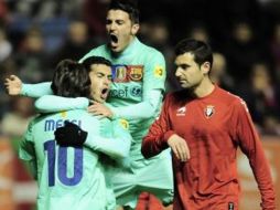 Los jugadores del Barcelona felicitan a Messi por sus dos anotaciones. AP  /