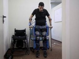 Los pantalones estarán a la venta en enero para centros de rehabilitación de todo el mundo. AP  /