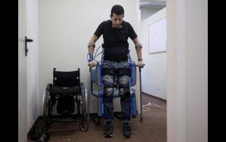 Los pantalones estarán a la venta en enero para centros de rehabilitación de todo el mundo. AP  /