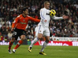 Madrid piensa en algún refuerzo, ya que Karim Benzema (der) el suplente de Higuaín no está en su mejor nivel. REUTERS  /