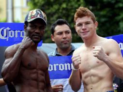 Lovemore N'dou y Saúl Álvarez previo al combate. MEXSPORT  /