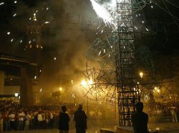 Las pirotecnias del castillo reúnen a miles en el poblado, que celebra sus fiestas patronales. ARCHIVO  /