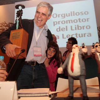 ''El Fisgón'' recibe su Catrina y toma partido universitario