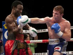 ''Canelo'' lanza un golpe a Lovemore N’Dou. MEXSPORT  /