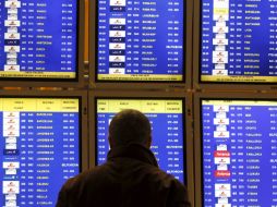 Una persona consulta en las pantallas los primeros vuelos de la mañana en el aeropuerto de Madrid-Barajas. EFE  /