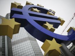 Una escultura que muestra el signo del Euro se ve frente al Banco Central Europeo (BCE), con sede en Frankfurt. REUTERS  /