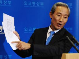 El ministro surcoreano de Comercio, Kim Jong-hoon, habla durante una rueda de prensa sobre el Tratado de Libre Comercio. EFE  /