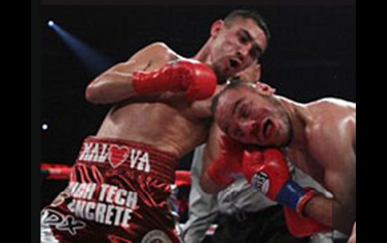 El boxeador Humberto Soto defendió su título de peso ligero de la CMB ante Antillón. ESPECIAL  /
