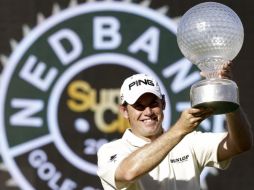El golfista inglés, Lee Westwood levanta su trofeo tras ganar en el Nedbank Challenge. REUTERS  /