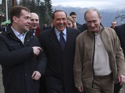 Los presidentes ruso e italiano Dmitry Medvedev y Silvio Berlusconi, y el primer ministro de Rusia Vladimir Putin. AP  /