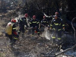 Bomberos israelíes  en los esfuerzos para extinguir el incendio forestal cerca del kibutz Beit Oren, en el Monte Carmelo. REUTERS  /