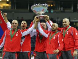 Los integrantes del equipo serbio festejan su victoria en el torneo de la Copa Davis. EFE  /