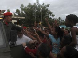 Hugo Chávez, durante una visita a un complejo de apartamentos en construcción. REUTERS  /