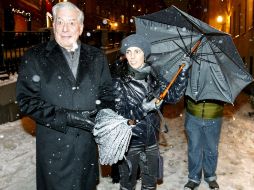 El escritor peruano (i), junto a su hija Morgana (d), se disponen a entrar en un conocido restaurante de Estocolmo (Suecia). EFE  /