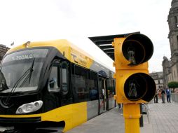 El tranvía circula por las calles más antiguas del Centro Histórico. ESPECIAL  /