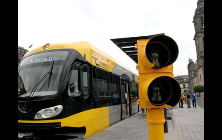 El tranvía circula por las calles más antiguas del Centro Histórico. ESPECIAL  /