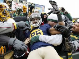 Greg Jennings celebró con sus fans el triunfo de los Empacadores de Green Bay. AP  /