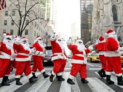 Los benefactores disfrazados de Papá Noel sacan miles de dólares de sus cuentas bancarias. ESPECIAL  /