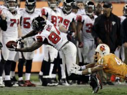 Corey Lynch de Bucaneros intenta frustar la recepción de Roddy White. AP  /