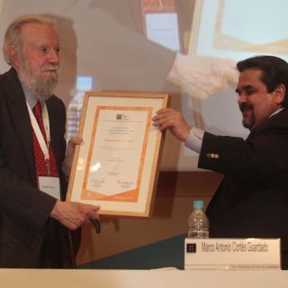 Reconocen en la FIL al periodista cultural Hugo Gutiérrez Vega