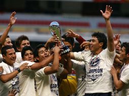 Jugadores de las Águilas levantan el trofeo de campeón del Apertura 2010. MEXSPORT  /