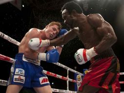 El pugilista tapatío recibe un golpe de parte de Lovemore N´Dou en la pelea del sábado en Veracruz. MEXSPORT  /