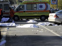 Paramédicos examinan el lugar de la tragedia en Lamezia Terme. AFP  /