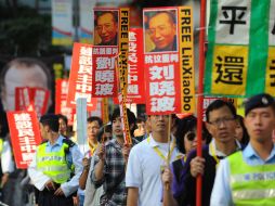 Cientos de personas marcharon en Hong Kong para pedir la liberación del ganador del Nobel de la Paz Liu Xiaobo. AFP  /