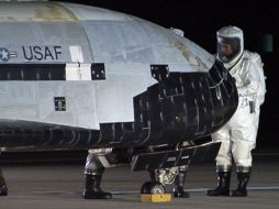 Técnicos analizan la nave espacial X-37B en su recién llegada a la Tierra. AFP  /