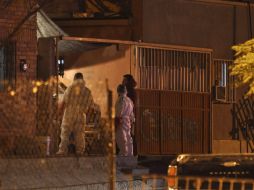 Personal forense entra a la centro para adictos donde ocurrió el ataque. AP  /