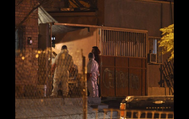 Personal forense entra a la centro para adictos donde ocurrió el ataque. AP  /