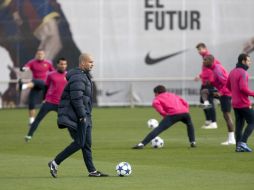 El entrenador Josep Guardiola observando un entrenamiento del Barcelona. EFE  /