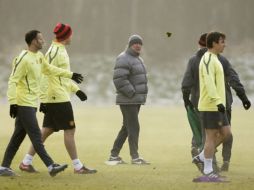El entrenador del Manchester United Alex Ferguson (centro) durante un sesión de prácticas del equipo. AP  /