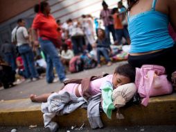 Familias evacuadas de sus casas. REUTERS  /
