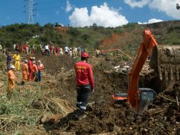 Socorristas y vecinos del sector buscan los cuerpos de las víctimas sepultadas. EFE  /