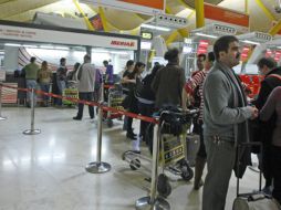 Viajeros guardan cola para efectuar reclamaciones en uno de los mostradores de la Terminal T-4 del aeropuerto de Madrid-Barajas. EFE  /