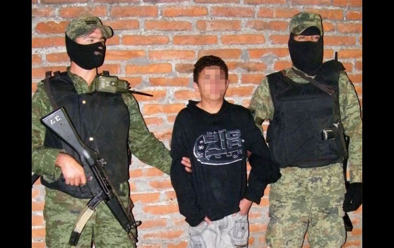 La detención de El Ponchis, de 14 años de edad, acusado de degollar a los adversarios del cártel de los Beltrán. EL UNIVERSAL  /